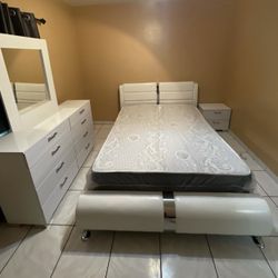 SLEIGH BED - ALL WHITE w/ CHROME trim 