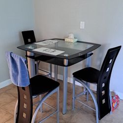 Table With 4 Chairs 