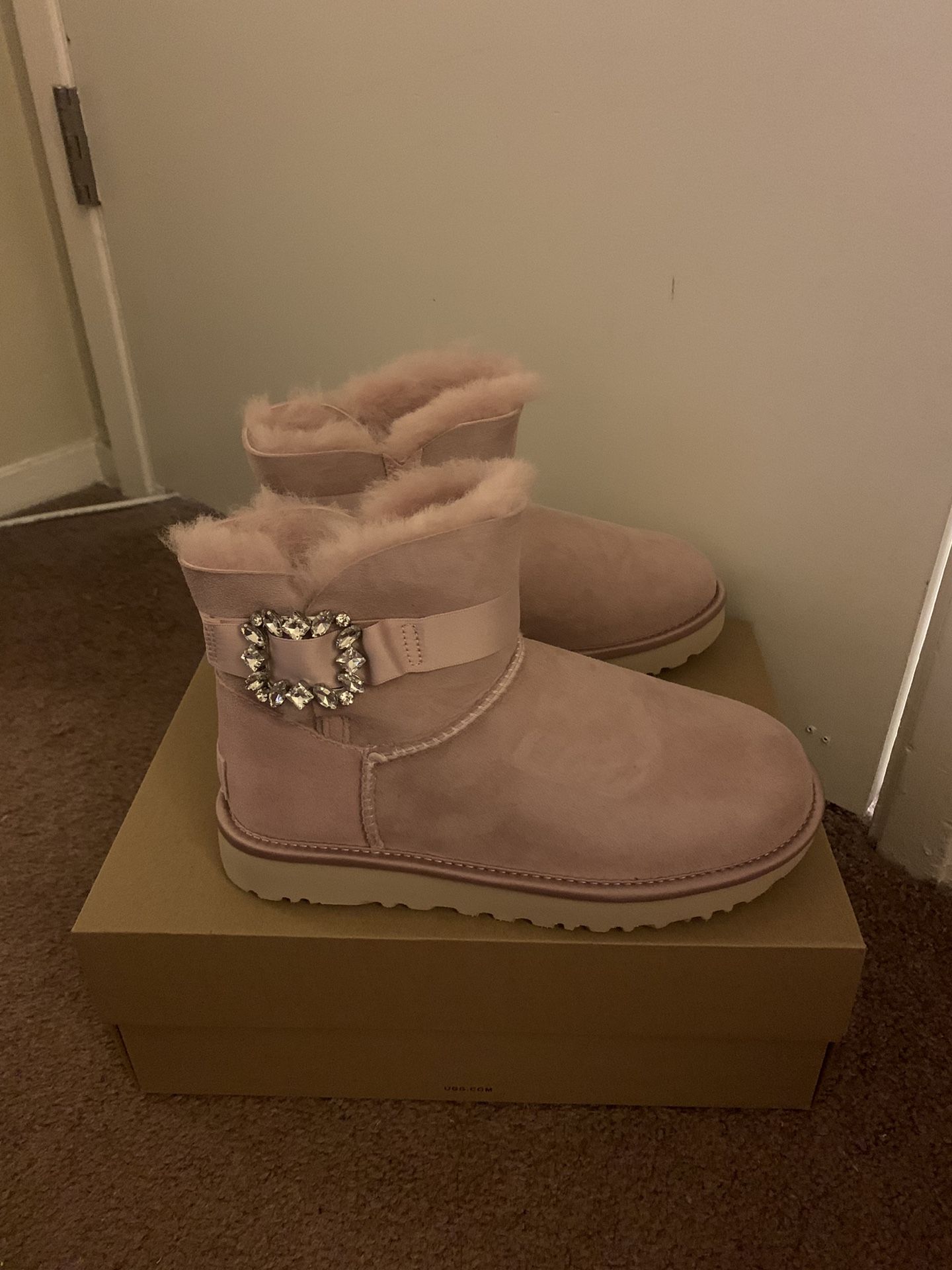 100% Authentic Brand New in Box UGG Classic Mini Side Brooch Boots / Color PCRY Pink / Women size 6 and Women size 7 and women size 8