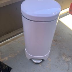 Munchkin Diaper Trash Bin