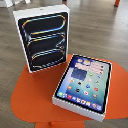 Apple 11” iPad Pro M5 Chip 256GB WiFi! Like new condition! We offer financing!