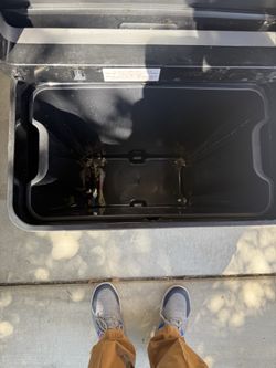 Automatic trash can