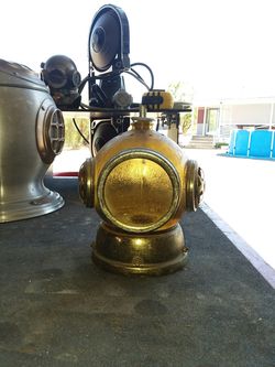 Diving helmet liquor decanter