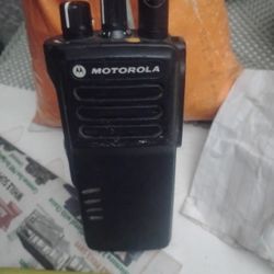 Motorola XPR 7350 E Walkie-talkie No Charger It's Still Turns On Has A 29 Hour Battery Life