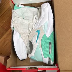 Women's Nike Air Max Excee Size 6.5