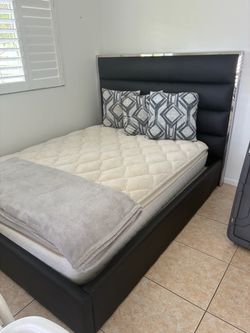Queen letter bed