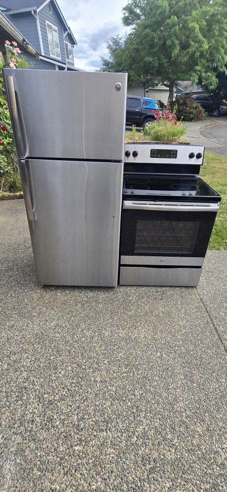Set Of Ge Fridge Size 28w 29d 64h And Electric Stove 30w) I Can Help You With Free Delivery Within 10 Miles Distance