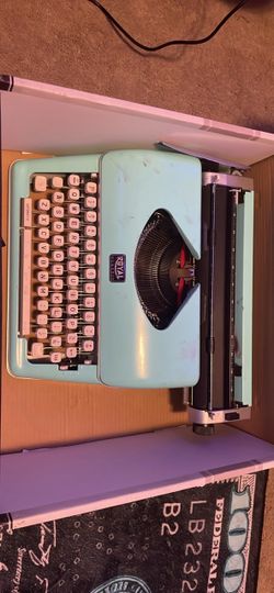 Royal classic manual typewriter