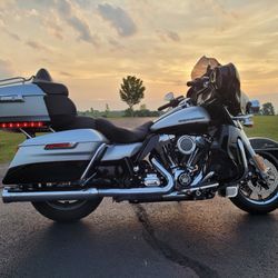Under 9000 Miles! Harley-Davidson Ultra Limited Touring 