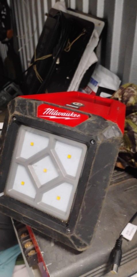 Milwaukee Cordless Light