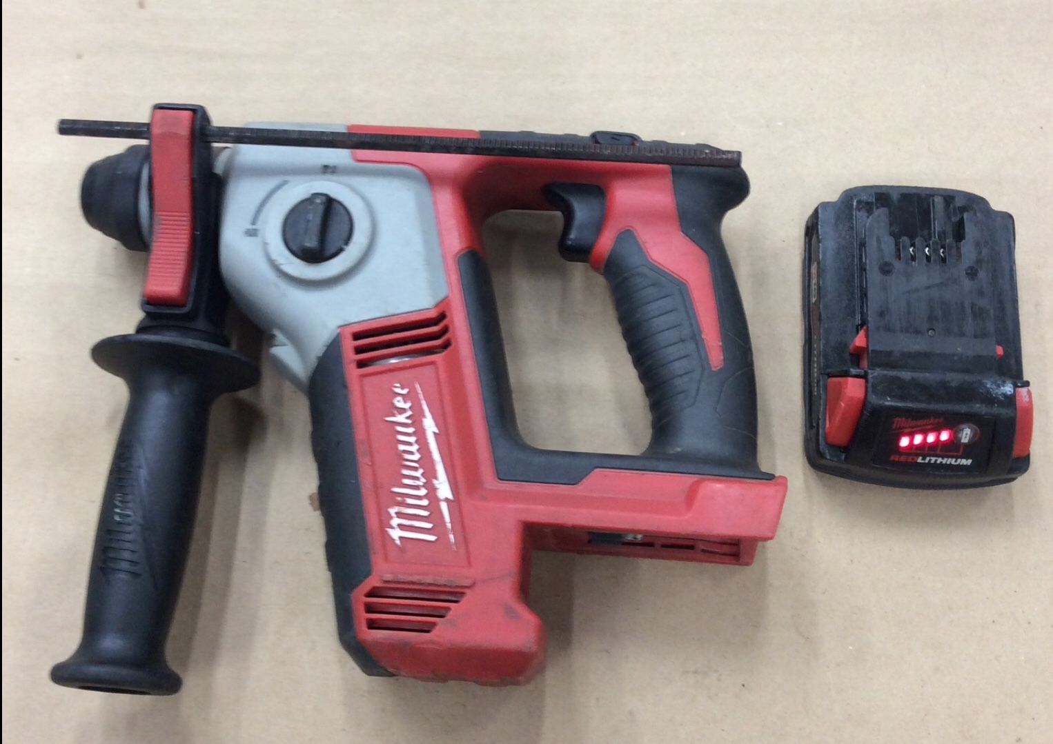 Milwaukee 2612-20 Cordless 5/8” Rotary Hammer Drill w/ 1 1.5A Battery **NO CHARGER** (19-2366)