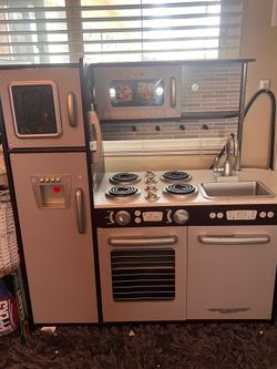 Toy kitchen and food toys