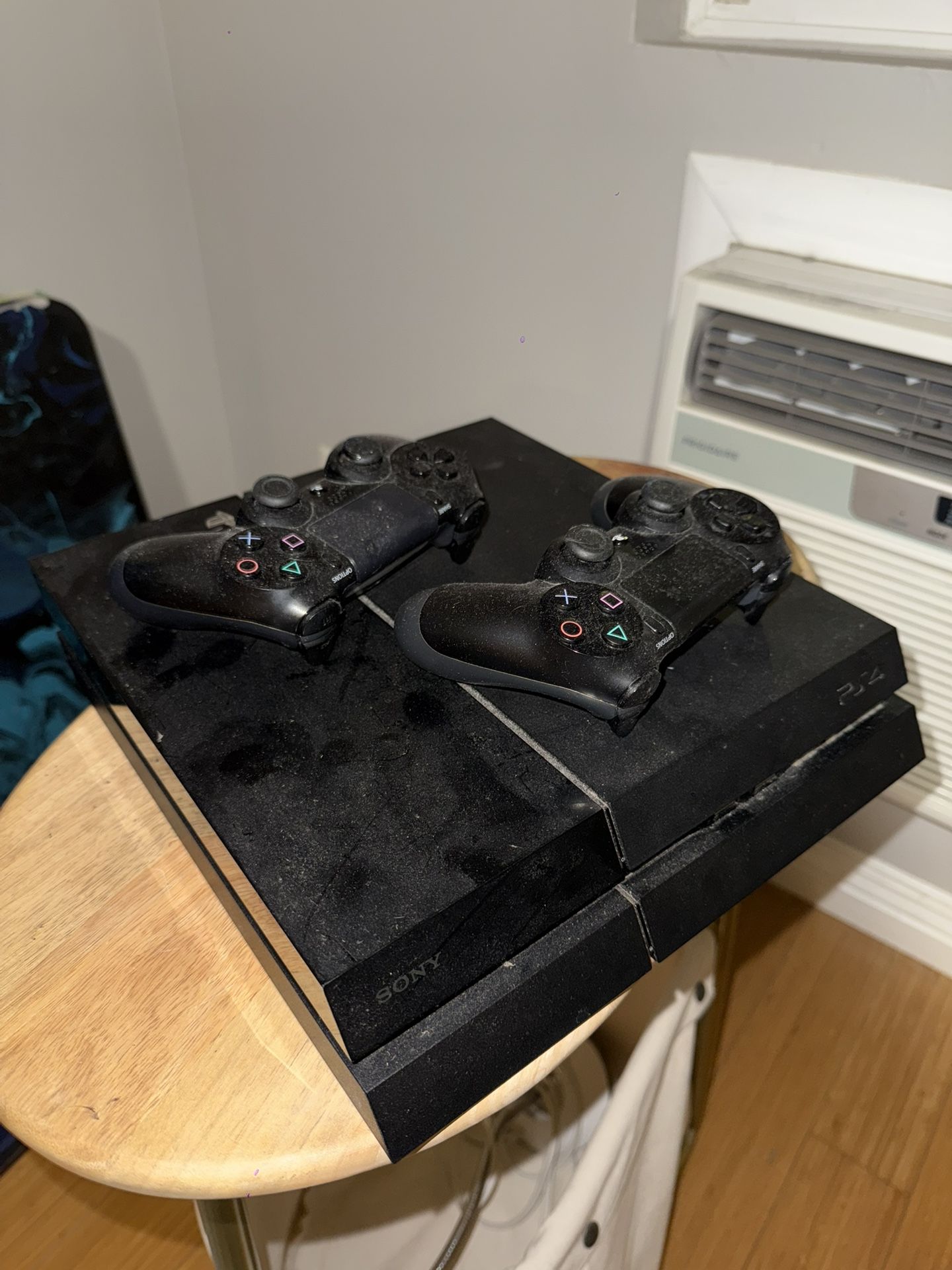 PS4 + 2 Controllers