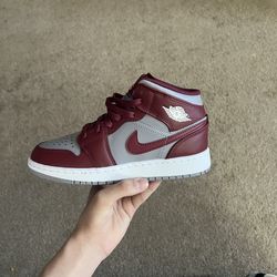 AIR JORDAN 1 MID CHERRYWOOD RED