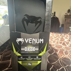 New Venom Classic Boxing Gloves, 14 Ounce
