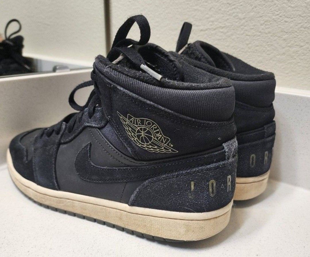Nike Air Jordan Shoes. Size US 8, EUR 41. Made in Vietnam. Good Condition.  Please see the photo.