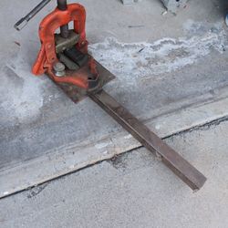 Rigid Pipe Vise With Hitch Mount