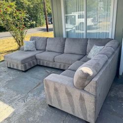 •Free delivery• Ashley Furniture Sectional – Excellent Condition