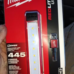 Milwaukee Rover Flashlight 445 Lumens