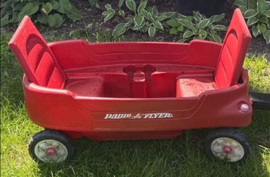 Radio flyer wagon red with fold down seats