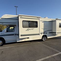 2005 itasca  class C motorhome 2 slide outs  15k original miles 