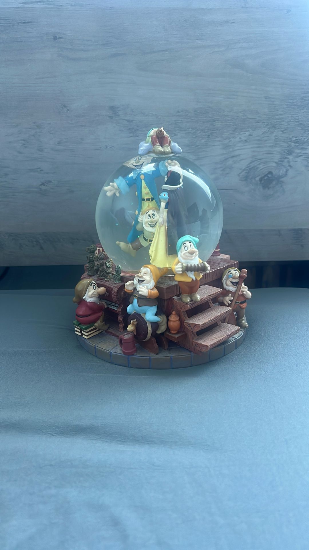 DISNEY SNOW WHITE & THE SEVEN DWARFS MUSICAL SNOWGLOBE