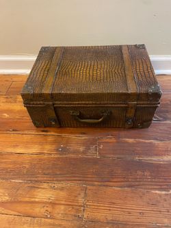 🧳💼🧳VINTAGE - ANTIQUE- (Faux Alligator Leather) Trunk/Train Suitcase - From 1(contact info removed) 🧳💼🧳