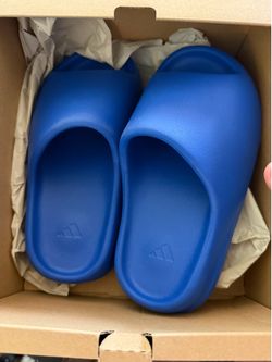 Yeezy slide Azure size 4 M