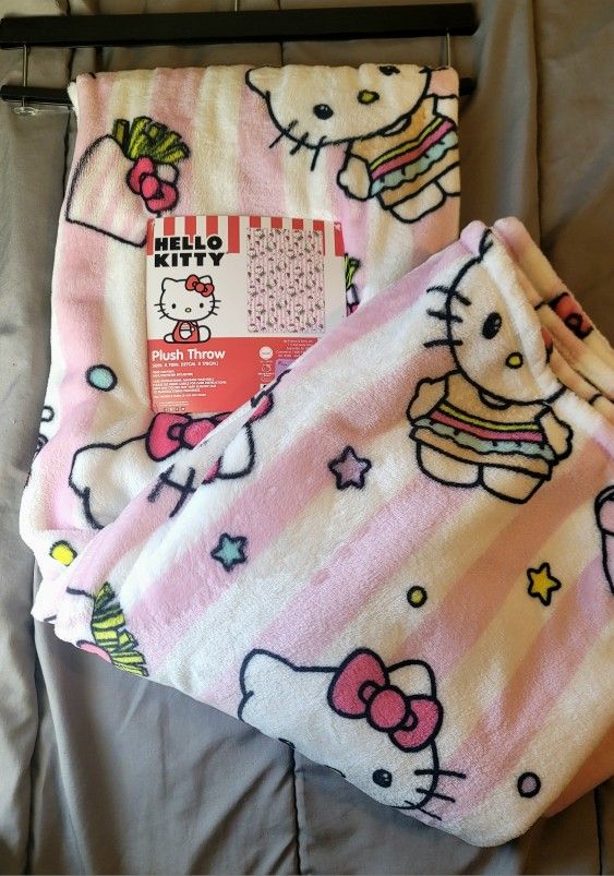 Hello Kitty Burger Blanket 