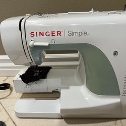 Singer Simple Sewing Machine Serger - Se Habla Español 