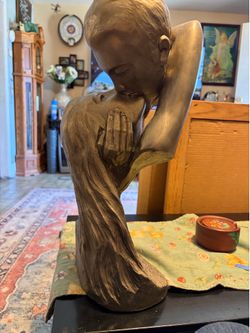 Man and woman kissing sculpture by Austin