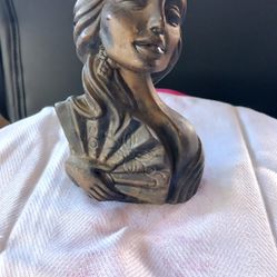 DECORATIVE CORNELIA SHELF STATUE