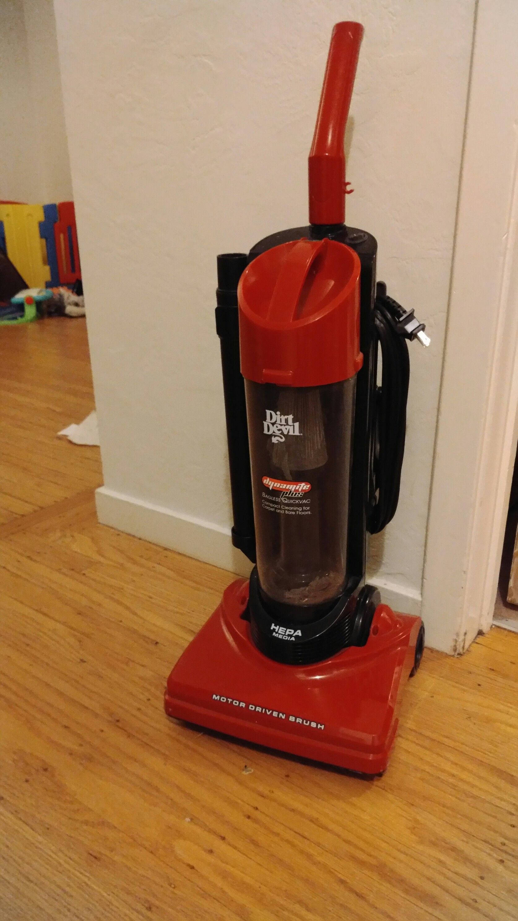Dirt devil dynamite plus bagless upright vacuum