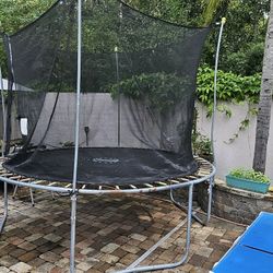 Tampoline 14ft 50$ come pick it up