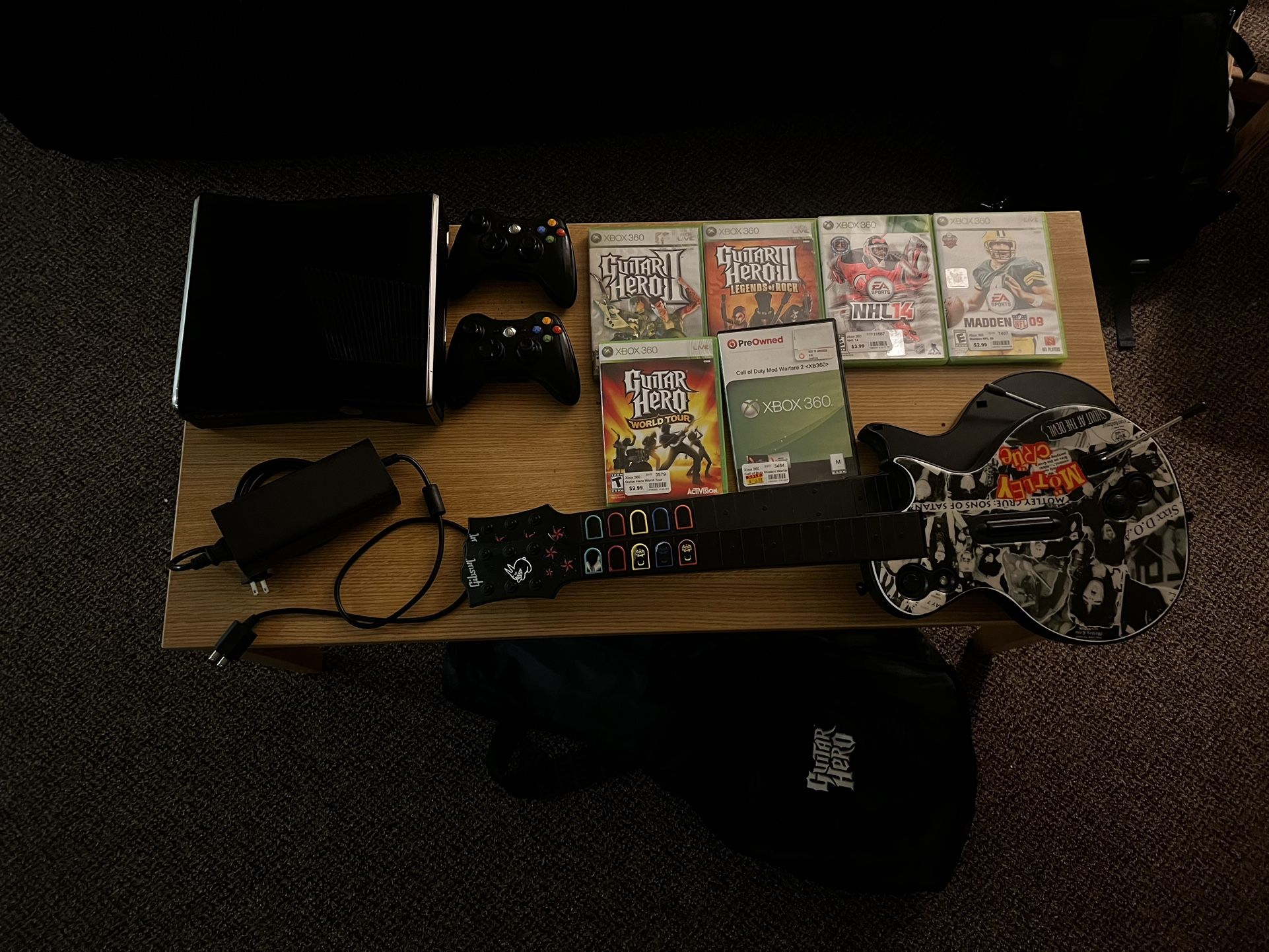 Xbox 360- GUITAR HERO BUNDLE 