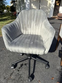 Computer Chair With Wheels New Condition 