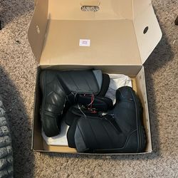 Lightly Used Snowboarding Boats. Size 9