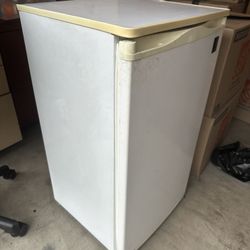Ge Mini Fridge