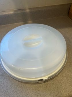 Tupperware serving center with lid