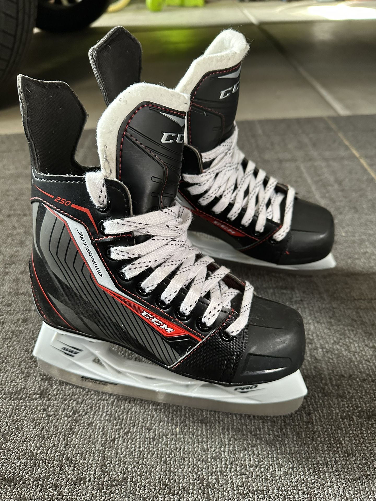 Ice Skates CCM JR 2