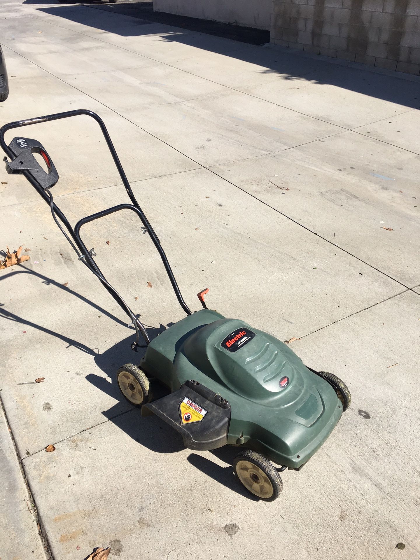 BLACK AND DECKER .13 amp ELECTRIC LAWNMOWER for Sale in Hayward, CA -  OfferUp