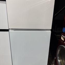 Brand new Whirlpool 30-in 19.3 cu ft Top Freezer Refrigerator in White