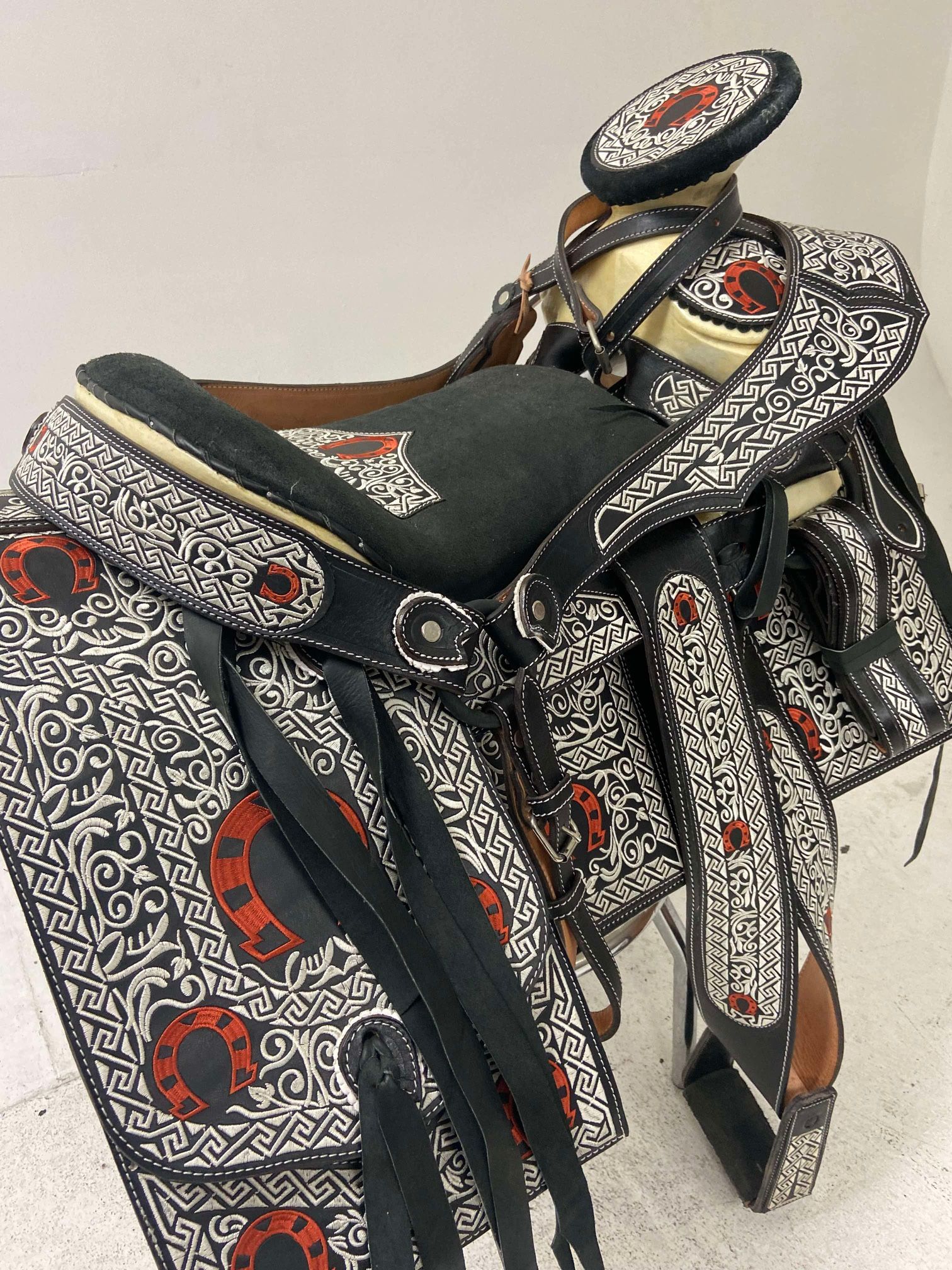 Montura charra bordada con cantinas Cuadradas