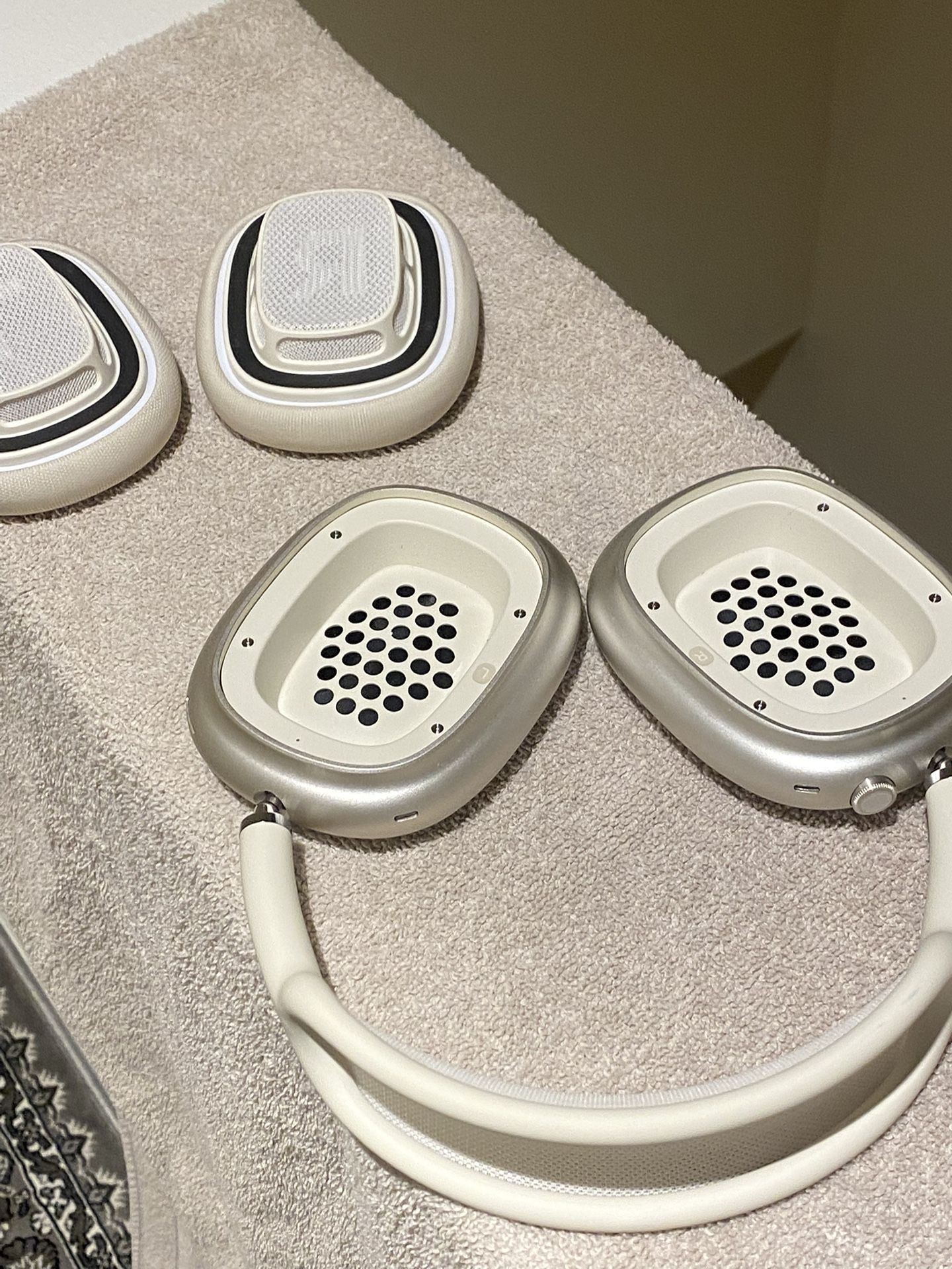 Airpod maxes lightly used