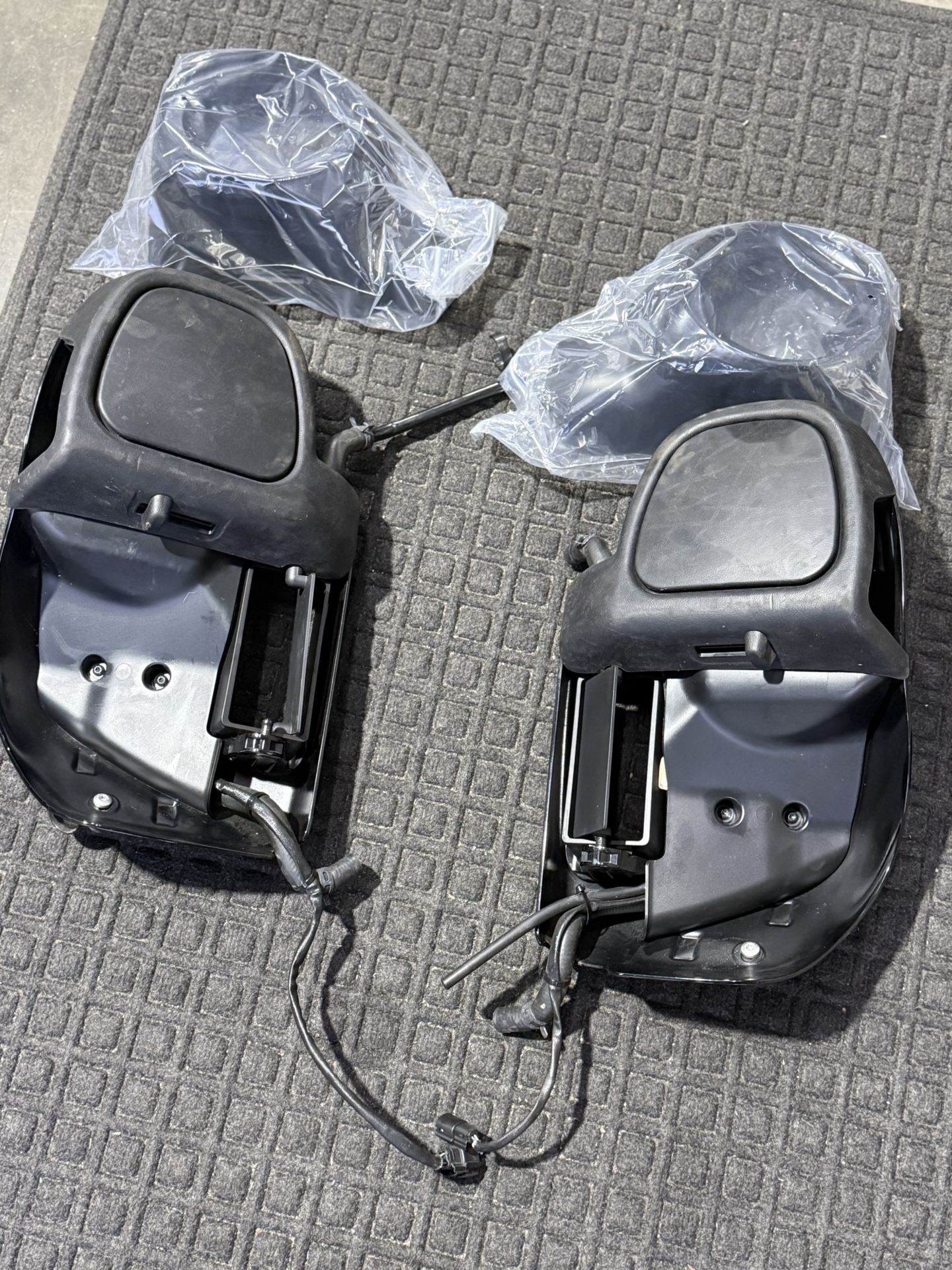 2020 To 2023 Road Glide Leg Warmers With Radiators In Them. In Good Condition With Speaker Pods