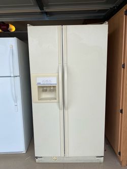 Kenmore Side-by-Side Refrigerator – Ice & Water Dispenser – Works Great