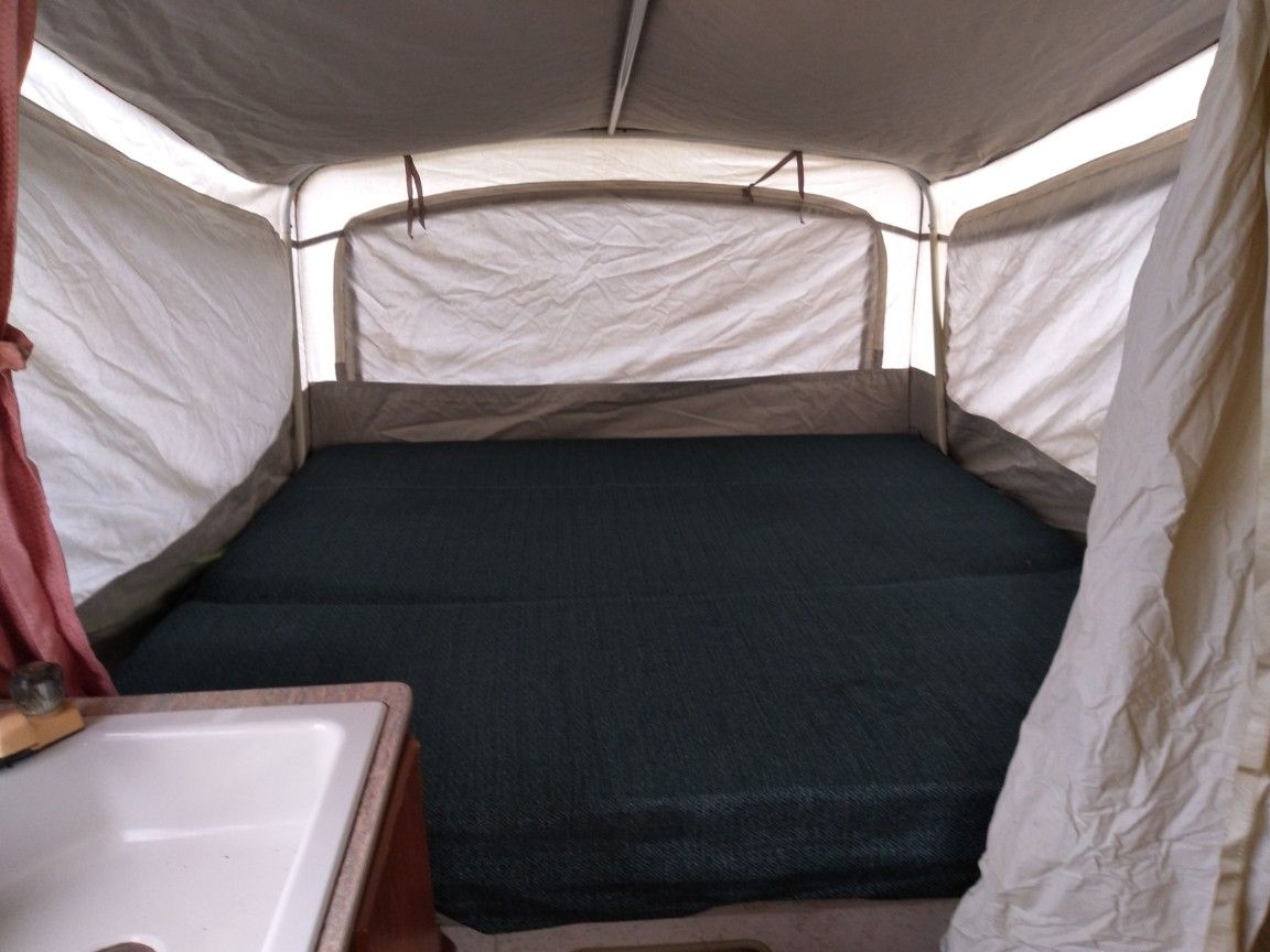 95 Coleman Williamsburg pop up 15ft electric Lyft for Sale in Fort