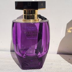 VS Display Props Orchid and Oasis perfume bottles.