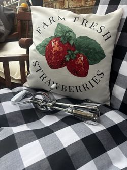 Vintage-Style hand- cranked rotary hand mixer 