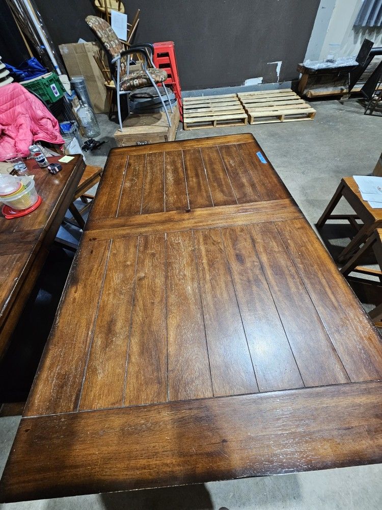 High End Wooden Table With Intern Butterfly Extension